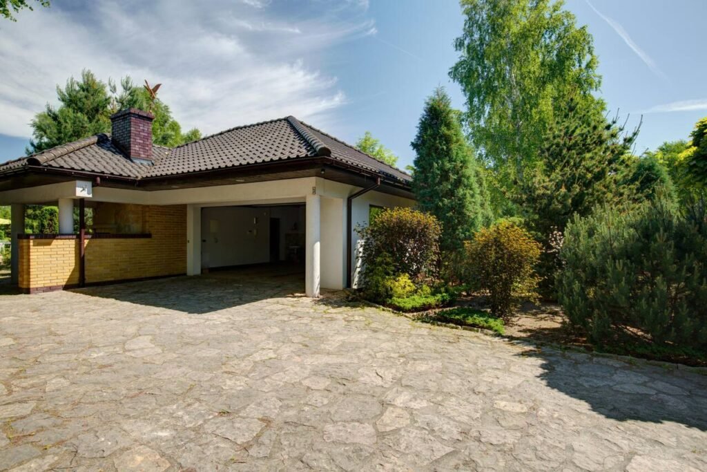 Carport freistehend oder an der Hauswand befestigen