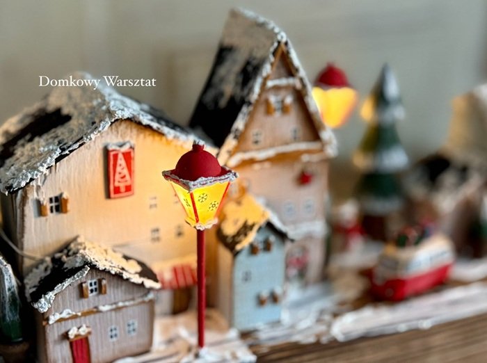 Künstlerisches Weihnachtsdorf – Holzdeko mit LED-Beleuchtung