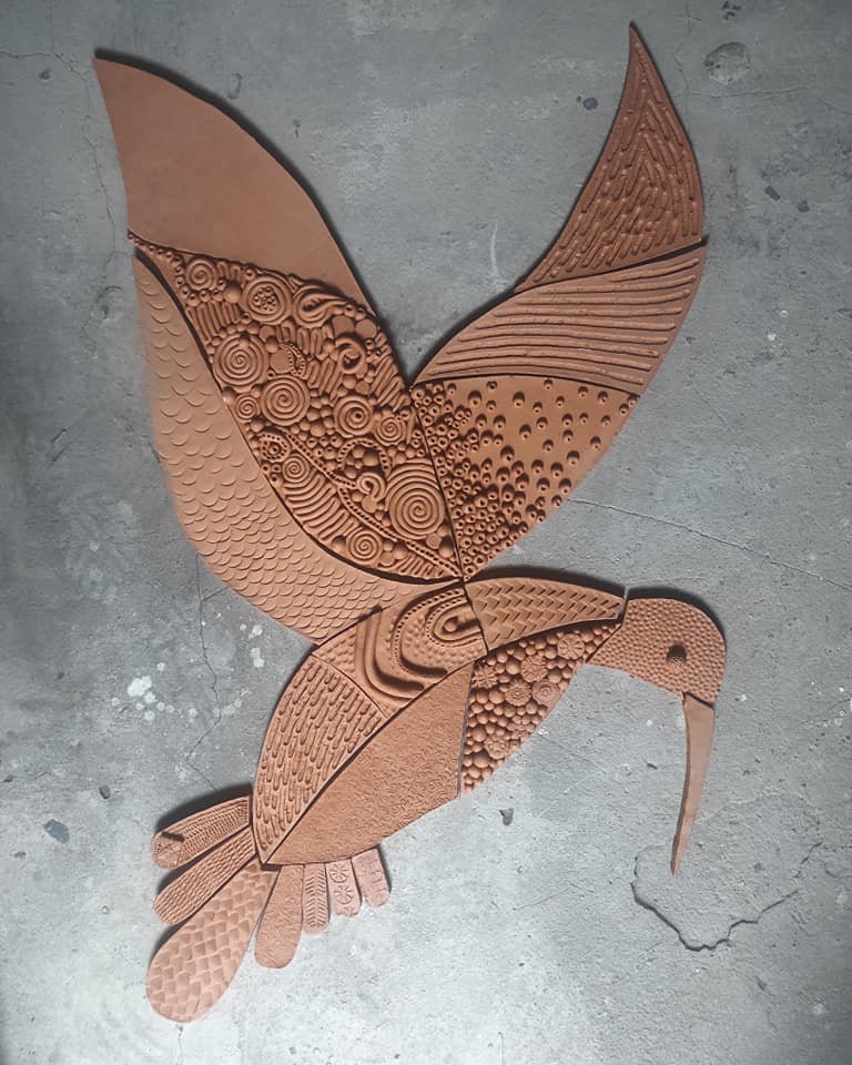 Kolibri – Handgefertigte Wanddekoration aus Keramik