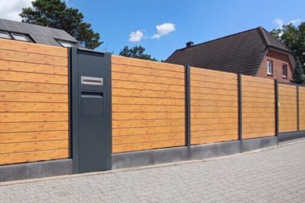 Aluminiumzaun in Holzoptik aus Polen