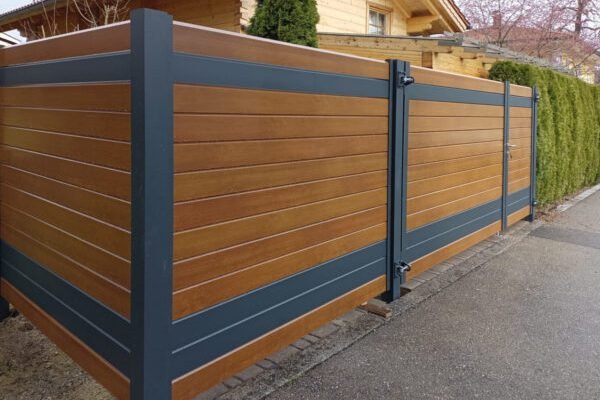 Aluminiumzaun in Holzoptik aus Polen